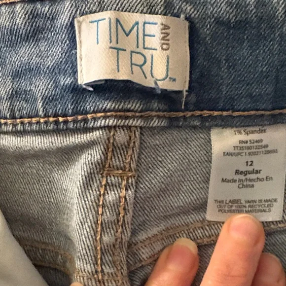 Time and Tru Distressed Blue Ankle Jeans - Picture 4 of 5